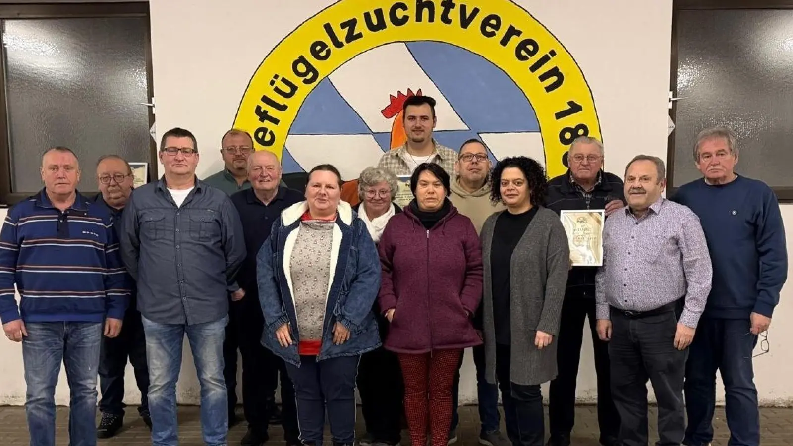 Auf dem Bild von Links: Waldemar Diring, Josef Schlegl, Stephan Meiler, Anton Hottner, Gerhard Desat, Melanie Kupezki, Barbara Bladeck, Simon Bladeck, Tanja Bladeck, <br>Volker Schneider, Alexandra Nagler, Oswald Jobst, Franz Hierl und als Vertretung der Gemeinde Herbert Breitkopf.<br> (Bild: Simon Bladeck)