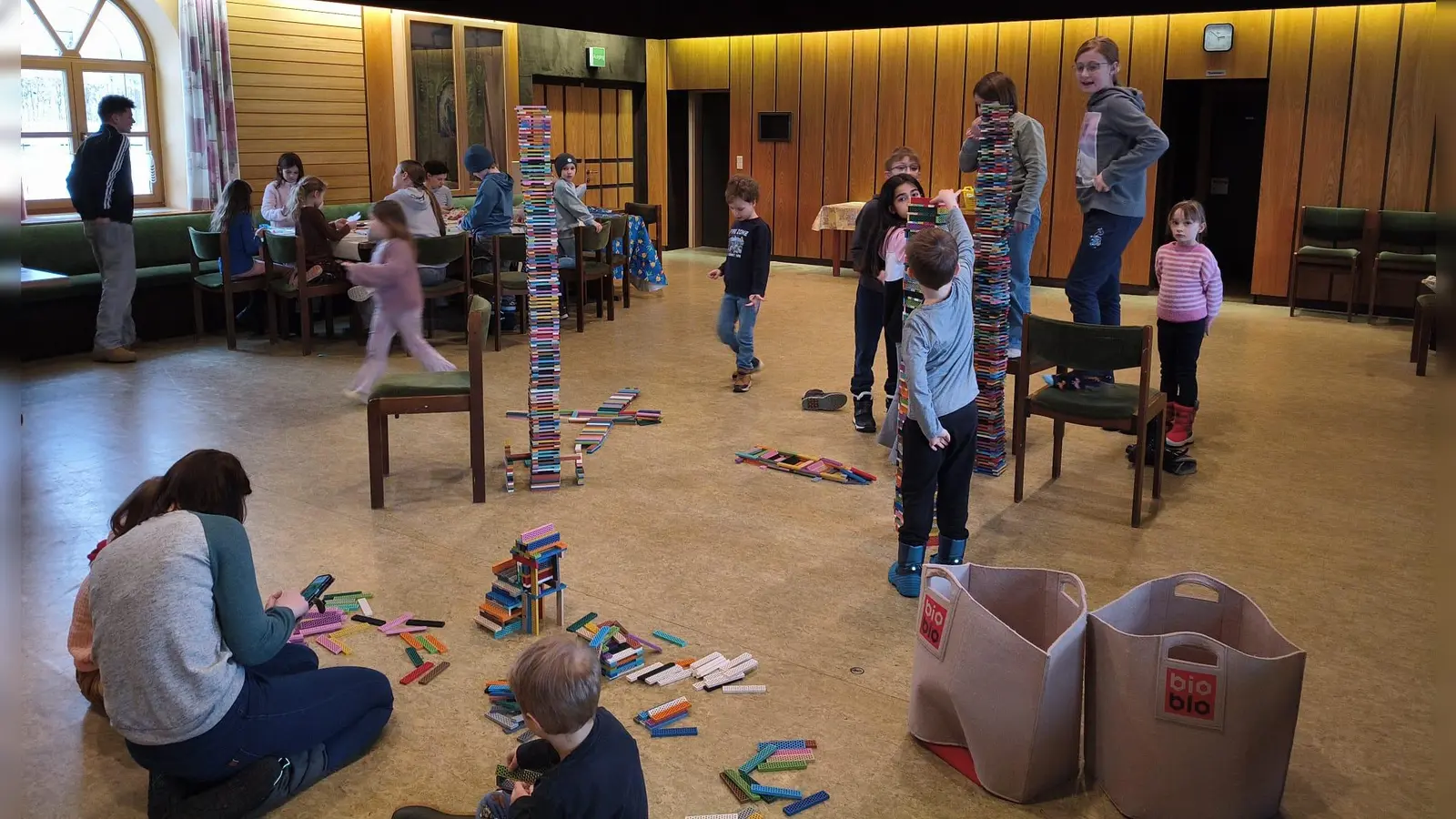 Fichtelgeister beim Biboblo-Bau und Basteln (Bild: Carolin Gley)