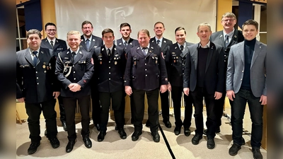 Die ausgezeichneten Fluthelfer (von links): Bernd Stiegler, KBI Armin Daubenmerkl, Jannik Knauer, Kommandant Christoph Staudte, Thomas Kugler, Alexander Müller, Stefan Schinzl, Stephan Müller, Fabian Schildbach, Bürgermeister Albert Geitner, Vorsitzender Christian Wenkmann, 3. Bürgermeister Achim Kuchenbecker. (Bild: Fabian Schildbach)