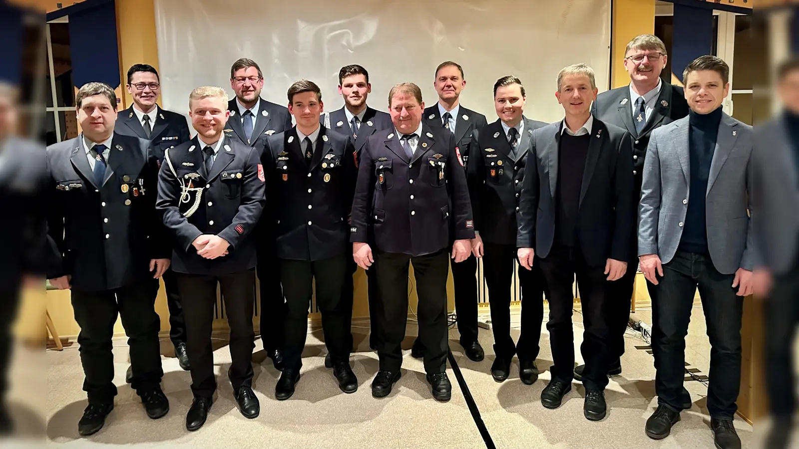 Die ausgezeichneten Fluthelfer (von links): Bernd Stiegler, KBI Armin Daubenmerkl, Jannik Knauer, Kommandant Christoph Staudte, Thomas Kugler, Alexander Müller, Stefan Schinzl, Stephan Müller, Fabian Schildbach, Bürgermeister Albert Geitner, Vorsitzender Christian Wenkmann, 3. Bürgermeister Achim Kuchenbecker. (Bild: Fabian Schildbach)