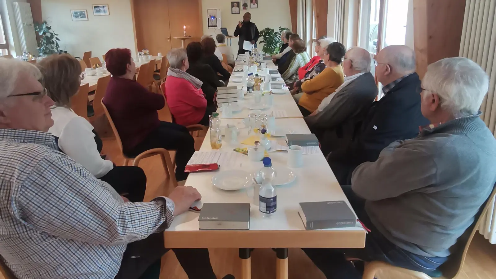 Pfarrvikar Emmanuel Obgu erzählt den Senioren von seiner Heimat und seinen Hilfsprojekten. (Bild: Annemarie Mösbauer)