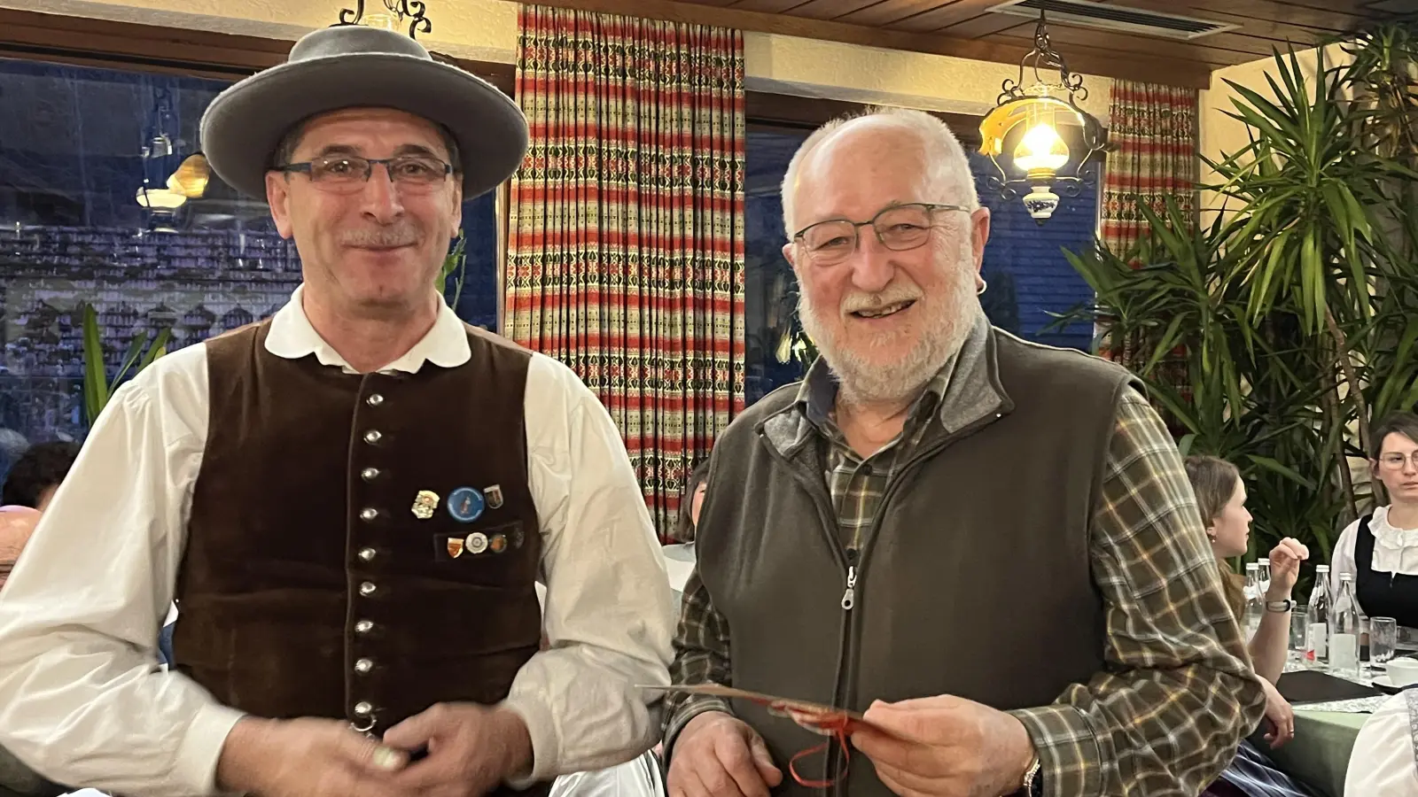 Franz Niebler ehrte Sepp Lösch (rechts) für 50 Jahre Mitgliedschaft im Heimatverein Birgland. (Bild: Heidi Kurz)