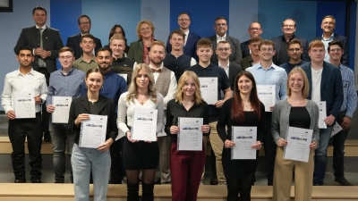 Die Preisträgerinnen und Preisträger des BSZ SAD I mit den Ehrengästen (Bild: Marcus Trepesch)