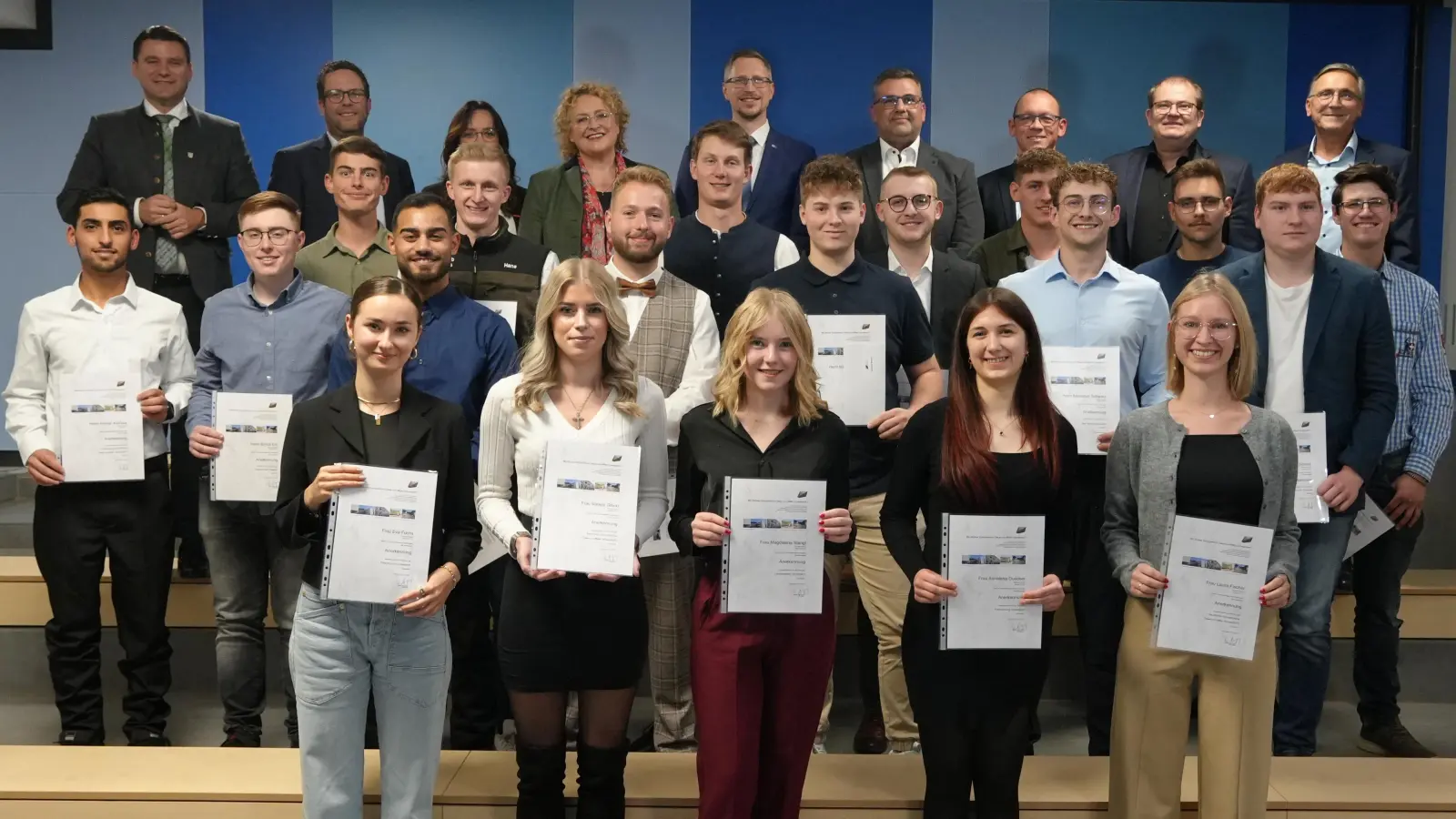 Die Preisträgerinnen und Preisträger des BSZ SAD I mit den Ehrengästen (Bild: Marcus Trepesch)