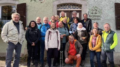Die Wanderer vor dem Gasthof zum Goldenen Hirschen in Tröbes (Bild: Jörg Dittrich)