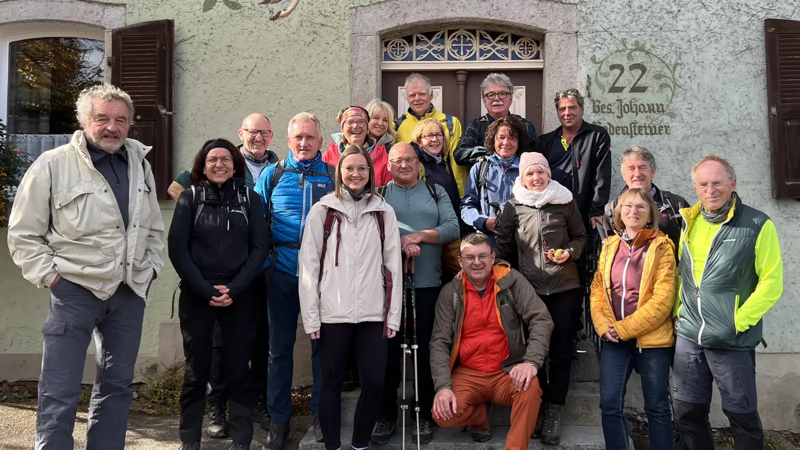 Die Wanderer vor dem Gasthof zum Goldenen Hirschen in Tröbes (Bild: Jörg Dittrich)