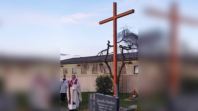 Pater Adrian Kugler segnete nach einem Gottesdienst das neue Friedhofskreuz. (Bild: Gerhard Löckler)
