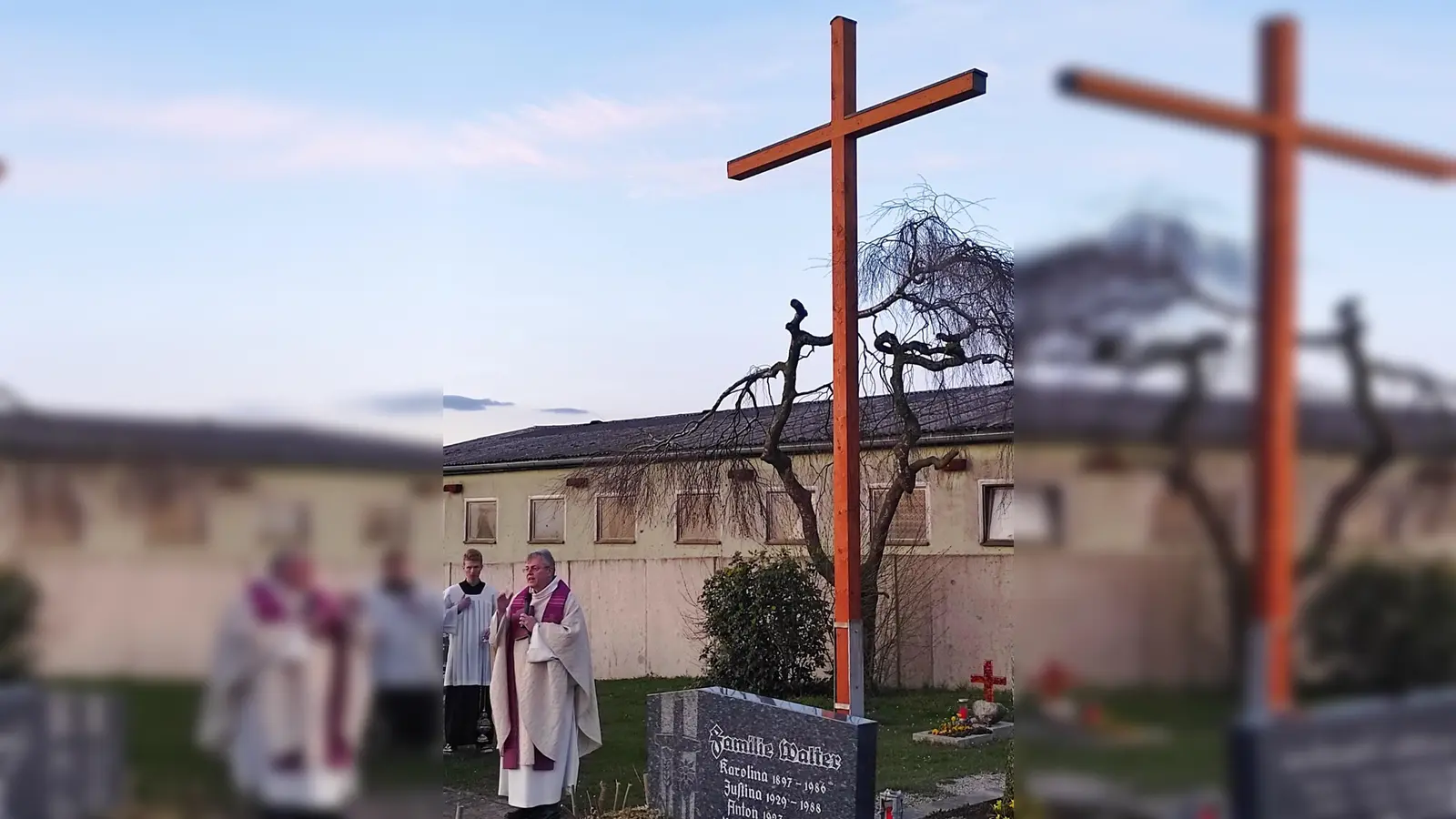 Pater Adrian Kugler segnete nach einem Gottesdienst das neue Friedhofskreuz. (Bild: Gerhard Löckler)