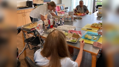 Marie Wölfl (links im Bild) organisierte einen Vormittag zum Backen von Apfelstrudel im Haus Mühlbühl. (Bild: Schrems, Thomas)