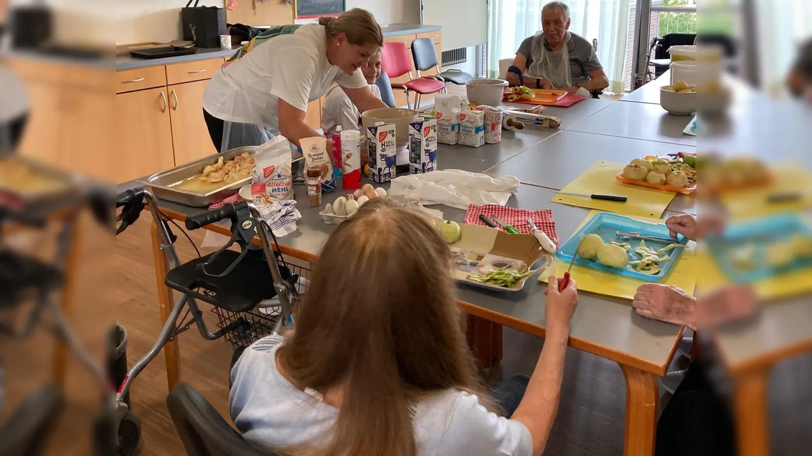 Marie Wölfl (links im Bild) organisierte einen Vormittag zum Backen von Apfelstrudel im Haus Mühlbühl. (Bild: Schrems, Thomas)