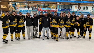 Die U17-Eishockey-Mannschaft des ERSC Amberg mit Trainer Daniel Trometer (Mitte) feiert ihren Einzug in das Turnier um den bayerischen Landesliga-Meistertitel, das am 14. März in Amberg ausgetragen wird. (Bild: Martin Menzel)