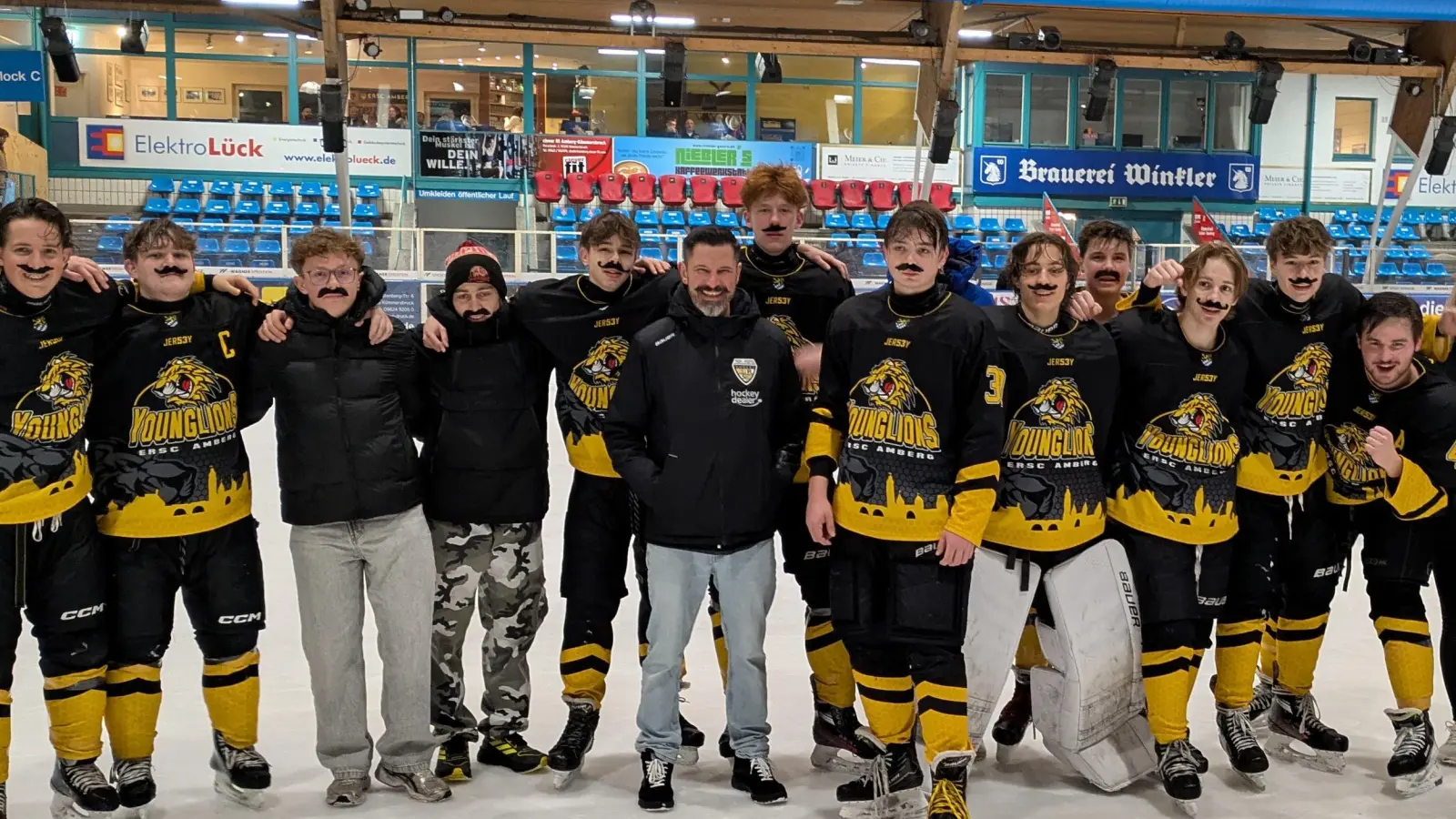 Die U17-Eishockey-Mannschaft des ERSC Amberg mit Trainer Daniel Trometer (Mitte) feiert ihren Einzug in das Turnier um den bayerischen Landesliga-Meistertitel, das am 14. März in Amberg ausgetragen wird. (Bild: Martin Menzel)