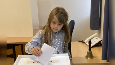 Der Stimmzettel kommt in die Wahlurne (Bild: Gabriela Bäumler)