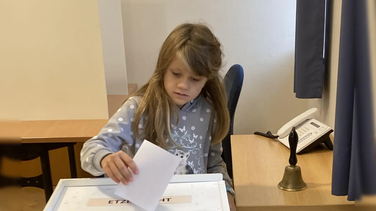 Der Stimmzettel kommt in die Wahlurne (Bild: Gabriela Bäumler)