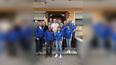 Der neu gewählte Bezirksrat des Volleyballbezirkes Oberpfalz mit BVV-Präsident Christoph Schieder (Bildmitte) und der neuen Vorsitzenden Franziska Reiter (vorne rechts) (Bild: Franziska Reiter)