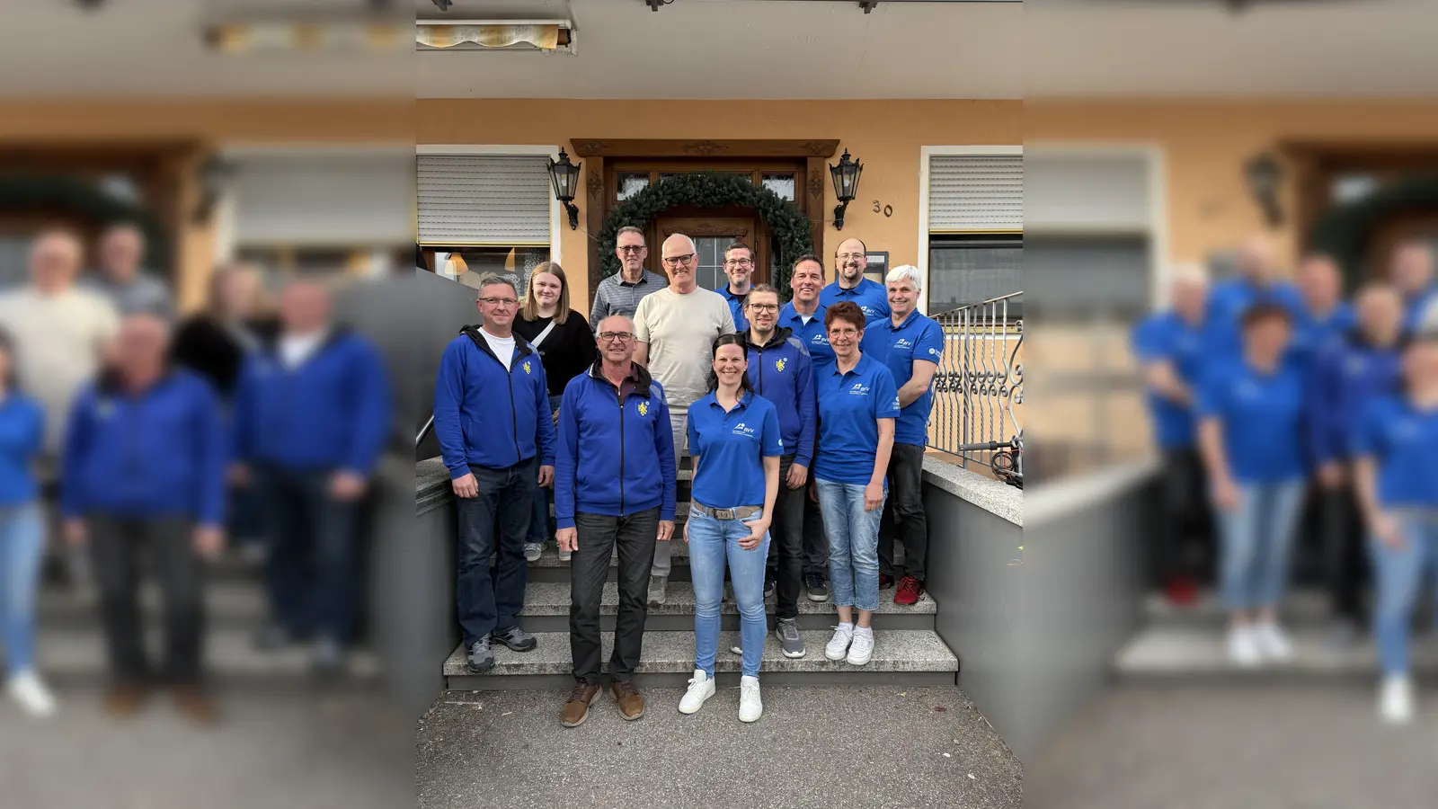 Der neu gewählte Bezirksrat des Volleyballbezirkes Oberpfalz mit BVV-Präsident Christoph Schieder (Bildmitte) und der neuen Vorsitzenden Franziska Reiter (vorne rechts) (Bild: Franziska Reiter)