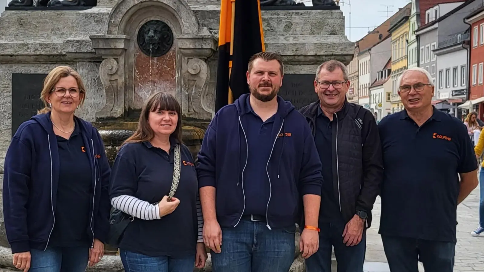 Zweite Vorsitzende Vivian Woods (links) mit der kleinen Delegation der Kolpingsfamilie Grafenwöhr in Freising (Bild: Vivian Woods)