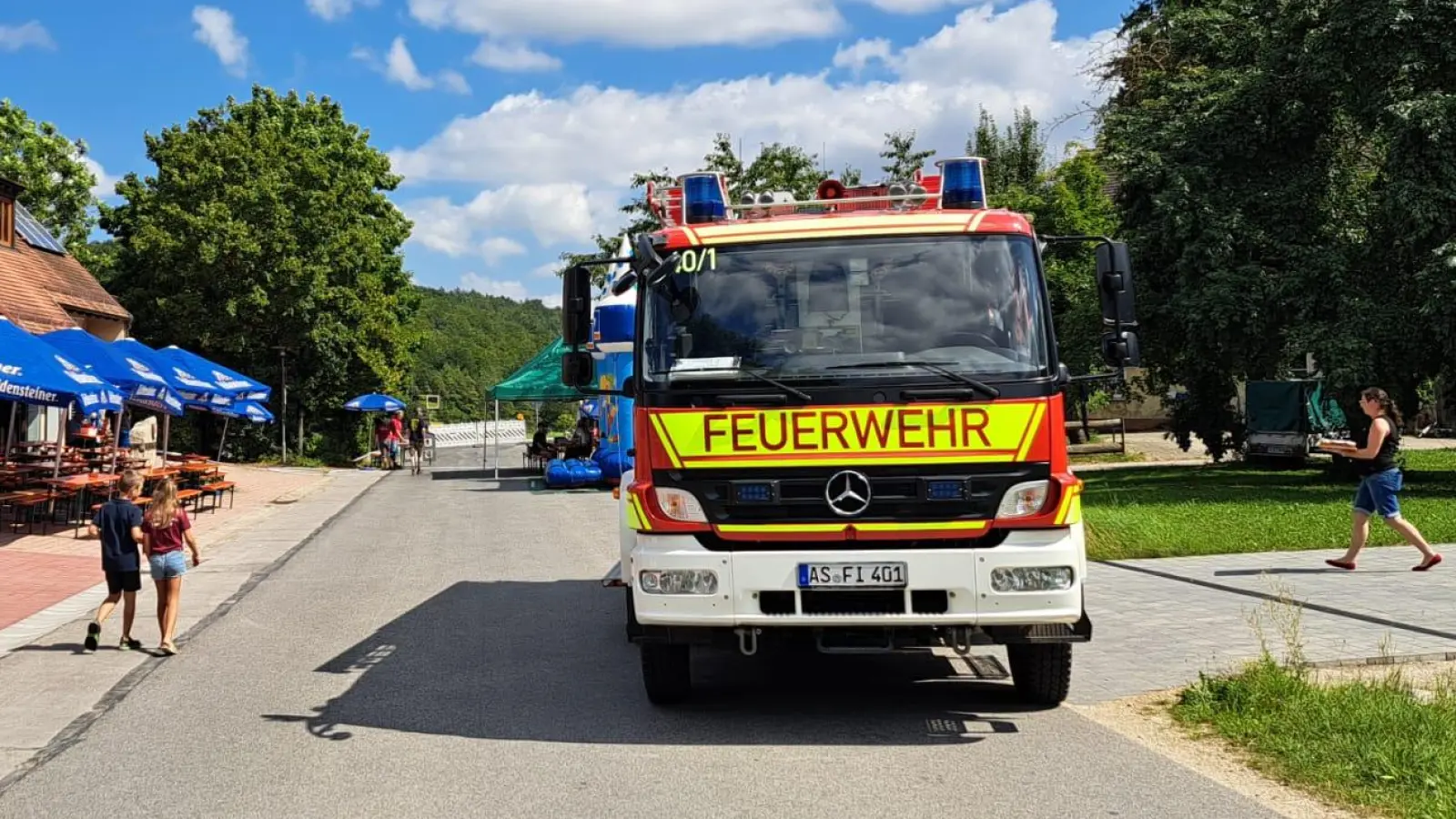 Ruhe vor dem Sturm: Bei herrlichstem Sommerwetter erwartete die Feuerwehr Illschwang ihre Gäste. (Bild: Michael Maderer)