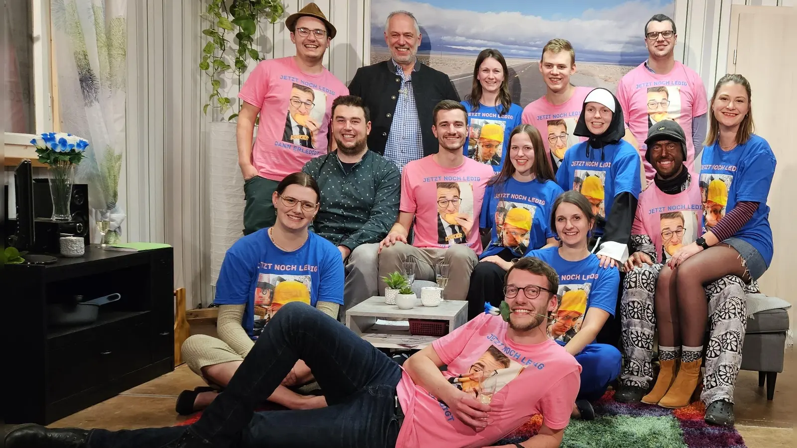 Die Theatergruppe der KLJB mit dem Autor Wolfgang Bräutigam ( hinten 2. v. li.) nach der Aufführung (Bild: Markus Hubmann)