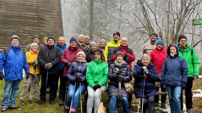 Ein Teil der Wandergruppe in winterlicher Umgebung. (Bild: Robert Kostner)
