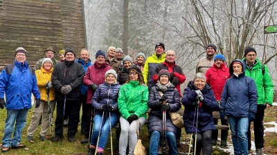 Ein Teil der Wandergruppe in winterlicher Umgebung. (Bild: Robert Kostner)