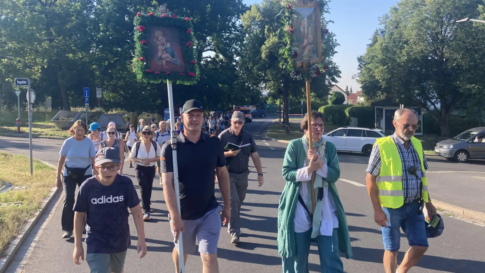 Pilgergruppe am Fuße des Mariahilfbergs mit den beiden Wallfahrertafeln. (Bild: Wolfgang Lehner )