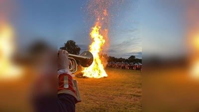 Johannisfeuer am alten Sportplatz. (Bild: Ingrid Biegerl)