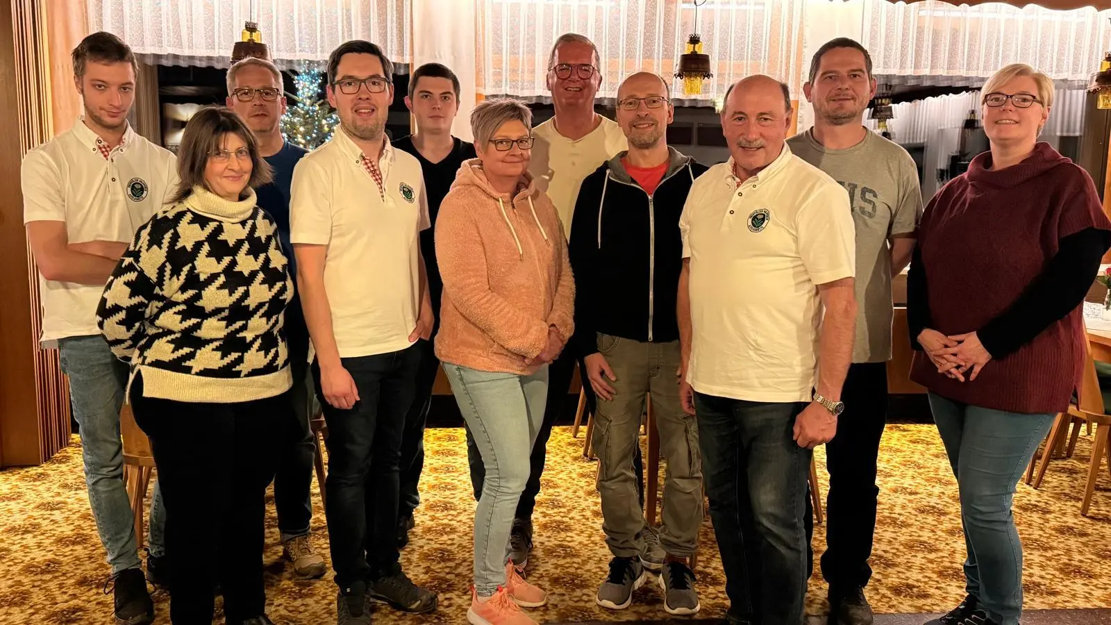 Die gewählte Vor­stand­schaft und Ausschussmitglieder von links: Kevin Blei, Evi Schuller, Robert Scharnagl, Michael Träger, Nico Mayer, Kerstin Meier, Markus Blei, Ralf Heinig, Engelbert Träger, Thomas Mayer, Carolin Mayer (Bild: Helena Hejskova)