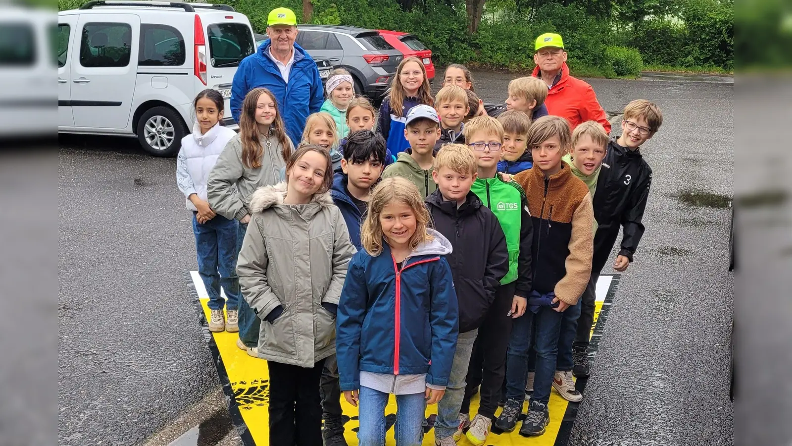 Kombiklasse 3/4 der Clausnitzer Grundschule auf der Aktionsplane mit den Moderatoren Georg Hüttner (hinten rechts) und Josef Argauer (hinten links) von der Ortsverkehrswacht Weiden (Bild: Nadine Hagelstein)