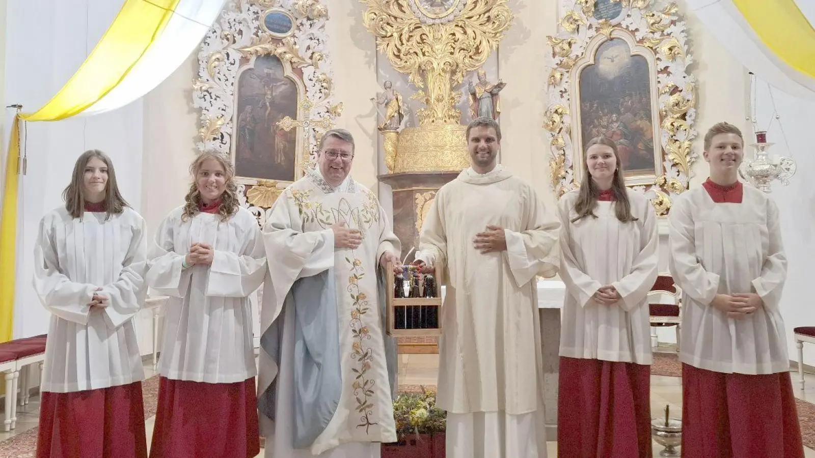 Den Festgottesdienst zelebrierte Pfarrer Udo Klösel und die Festpredigt hielt Diakon Johannes Theissinger aus Regenstauf. (Bild: Karl Ziegler)