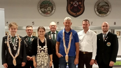 Auf dem Bild v.l. vorheriger und neuer Jungschützenkönig Michael Bauer, erster Schützenmeister Martin Fellner, neue Schützenkönigin Sarah Weiß, erster Vorsitzender Martin Dietz, vorheriger Schützenkönig Werner Weiß, Bürgermeister Andreas Malzer und Gaujugendleiter Manuel Ernst (Bild: Max Bindl (Max.Bindl@t-online.de))