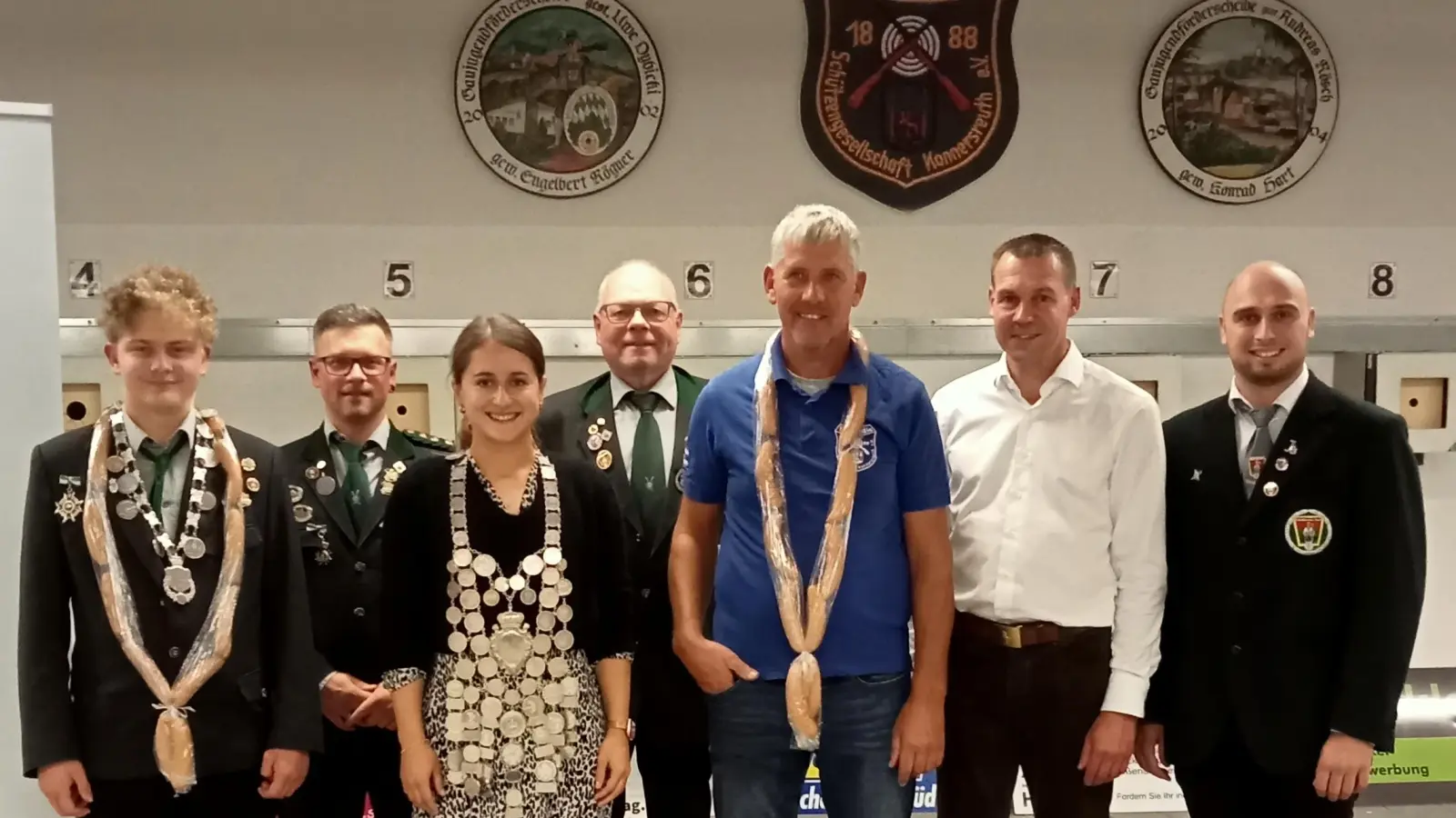 Auf dem Bild v.l. vorheriger und neuer Jungschützenkönig Michael Bauer, erster Schützenmeister Martin Fellner, neue Schützenkönigin Sarah Weiß, erster Vorsitzender Martin Dietz, vorheriger Schützenkönig Werner Weiß, Bürgermeister Andreas Malzer und Gaujugendleiter Manuel Ernst (Bild: Max Bindl (Max.Bindl@t-online.de))