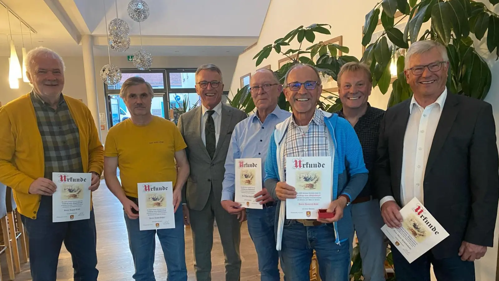 Auf dem Foto von links: August Trißl, Rudolf Schön, 1. Bürgermeister Franz Stahl, Hans Kopatsch, Heinrich Rübl, Herbert Schertler und 2. Vorstand Konrad Zant. Heinrich Rübl wurde für 50 Jahre Mitgliedschaft und die anderen Personen, außer Franz Stahl, für 25 Jahre geehrt. (Bild: Werner Schmidt)