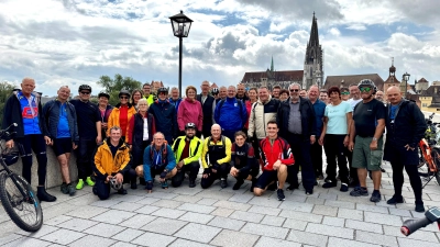 Erinnerungsfoto der 42 Teilnehmer der Feuerwehr Radl-Tour auf der „Steinernen Brücke” in Regensburg (Bild: Fabian Schinner)