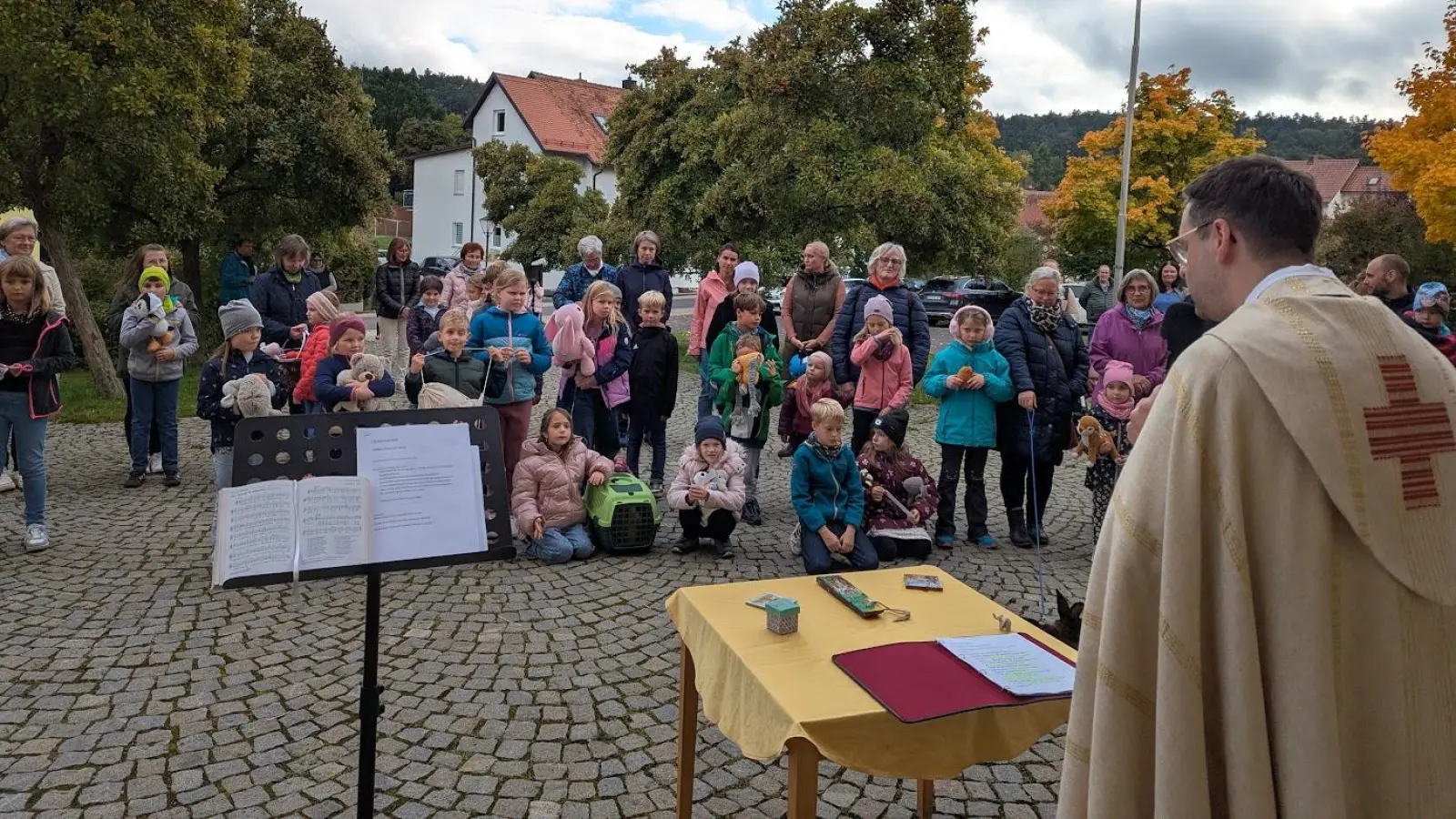 Zahlreiche kleine und große Tierbesitzer waren mit ihren Lieblingen am Poppenrichter Kirchplatz zur Tiersegnung versammelt. (Bild: Regina Probst)
