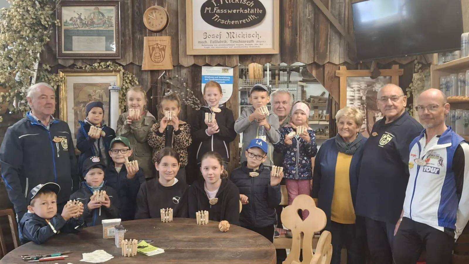 12 Kinder waren in die Handwerkerscheune gekommen und zeigte sich erfreut über das gelungene Teelicht. (Bild: Herbert Konrad)