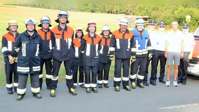 Die Gruppe der FF Röckenricht mit Bürgermeister und den Schiedsrichtern nach der schweißtreibenden Abnahme (Bild: Erwin Kolb)