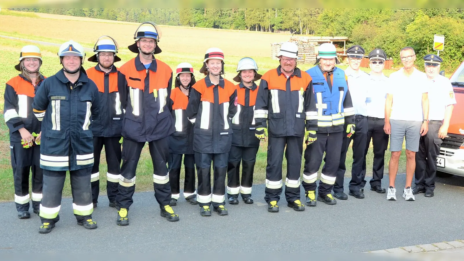 Die Gruppe der FF Röckenricht mit Bürgermeister und den Schiedsrichtern nach der schweißtreibenden Abnahme (Bild: Erwin Kolb)