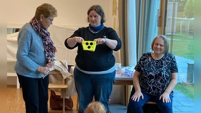 Lore Weigl, Christina Ponader und Heidi Braunreuther mit allen Vorschulkindern beim Erkunden der Hilfsmittel zum Thema Sehen (Bild: Martina Fuhrmann)