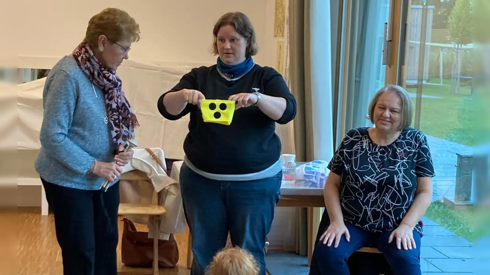 Lore Weigl, Christina Ponader und Heidi Braunreuther mit allen Vorschulkindern beim Erkunden der Hilfsmittel zum Thema Sehen (Bild: Martina Fuhrmann)