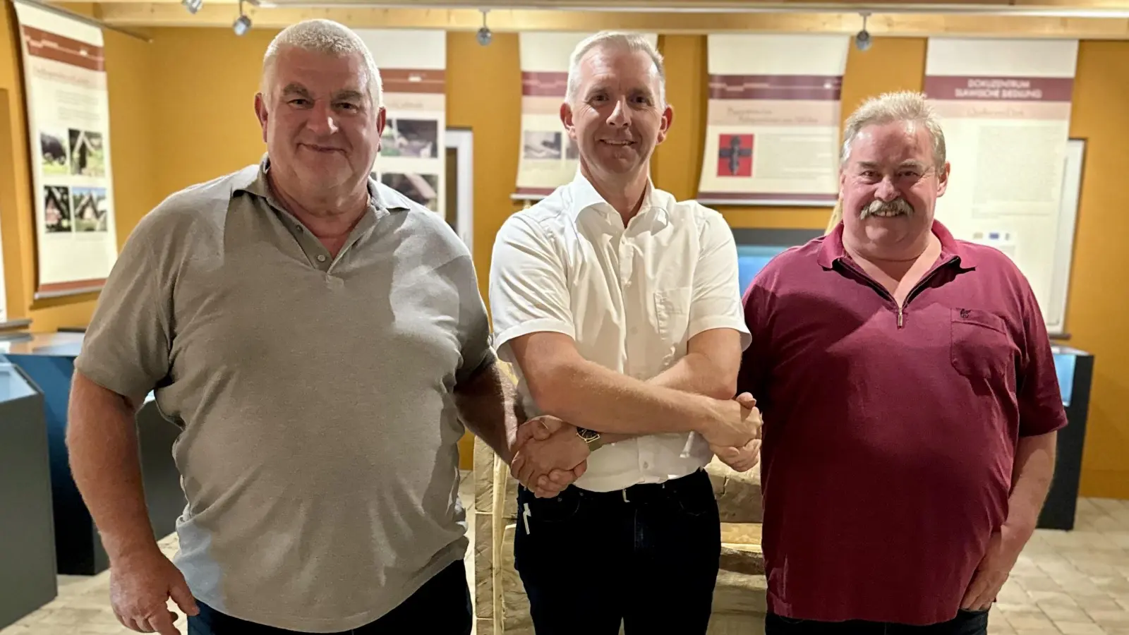 Bürgermeister Michael Wilfahrt (Mitte) gratuliert dem neuen 1. Vorsitzenden Anton Schieder (links) und dem neuen 2. Vorsitzenden Johann Fritsch (rechts) zur Wahl und wünscht beiden eine glückliche Hand bei der Vereinsführung. (Bild: Thomas Fritsch)