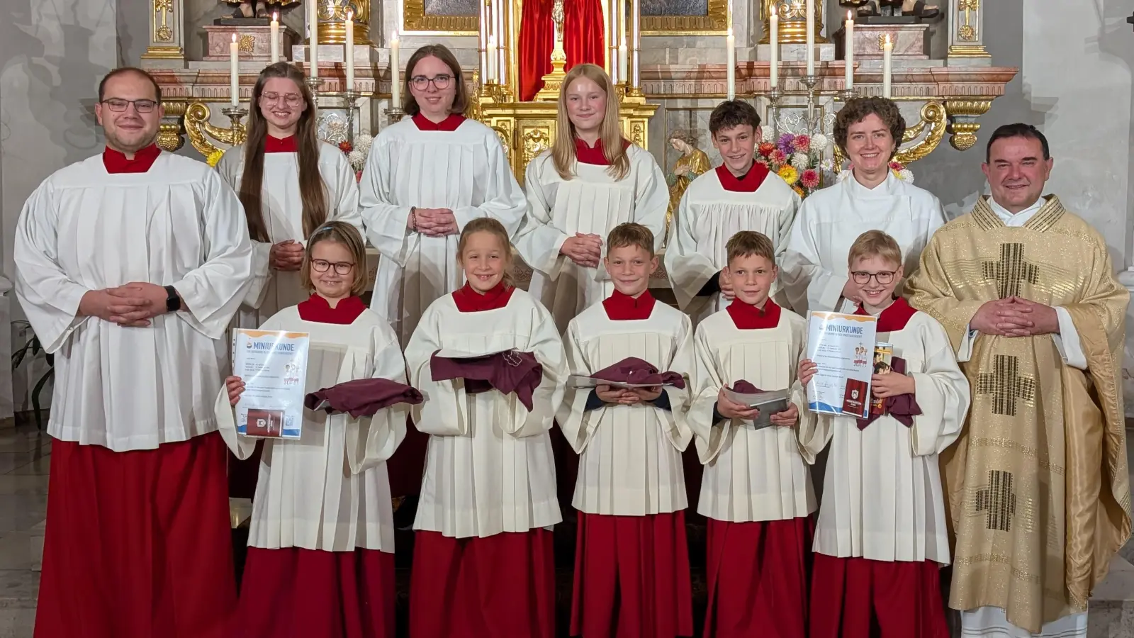 Bild der fünf neuen Ministrantinnen und Ministranten mit ihren Gruppenleiter/-innen, anderen Minis, Pastoralreferentin Maria Wagner und Stadtpfarrer Konrad Amschl (Bild: Maria Wagner)