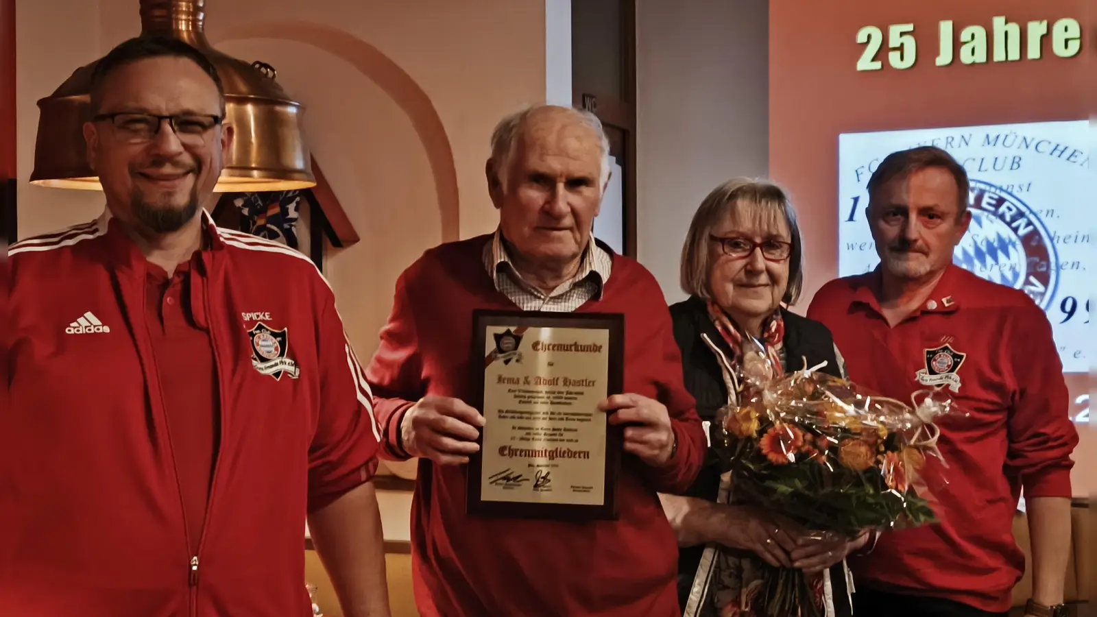 von links: Präsident Sandro Spickenreuther, Ehrenmitglieder Adolf und Irma Hastler, stellv. Präsident Ulrich Rückerl (Bild:  Denise Wolf)
