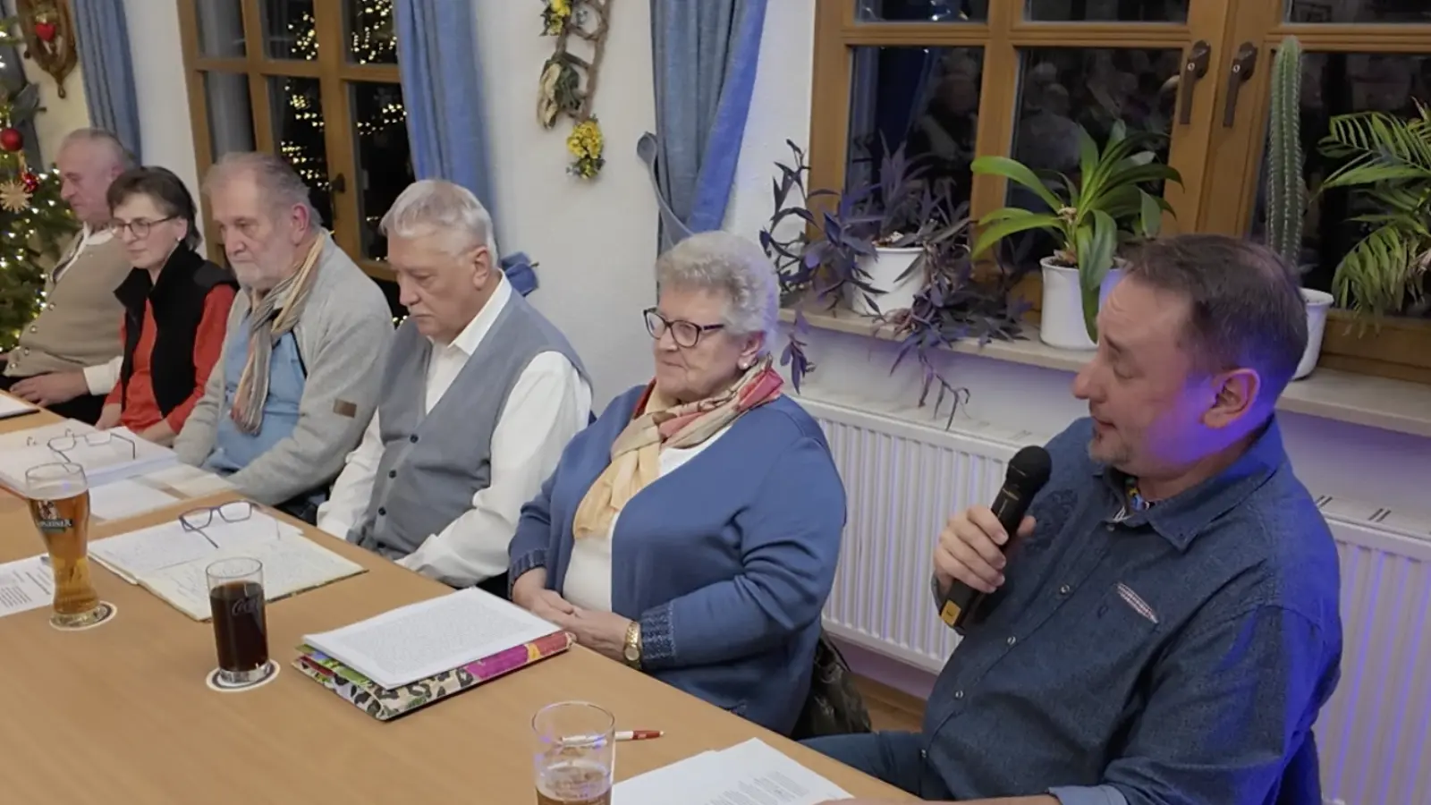 Die Autoren Wolfgang Leo Bäumler, Gertraud Mois, Günter Weber, Helmut Erndt, Christa Haubner und Markus Keßler (von links) unterhielten ihre Gäste mit ihren Werken  (Bild: Gustl Beer)