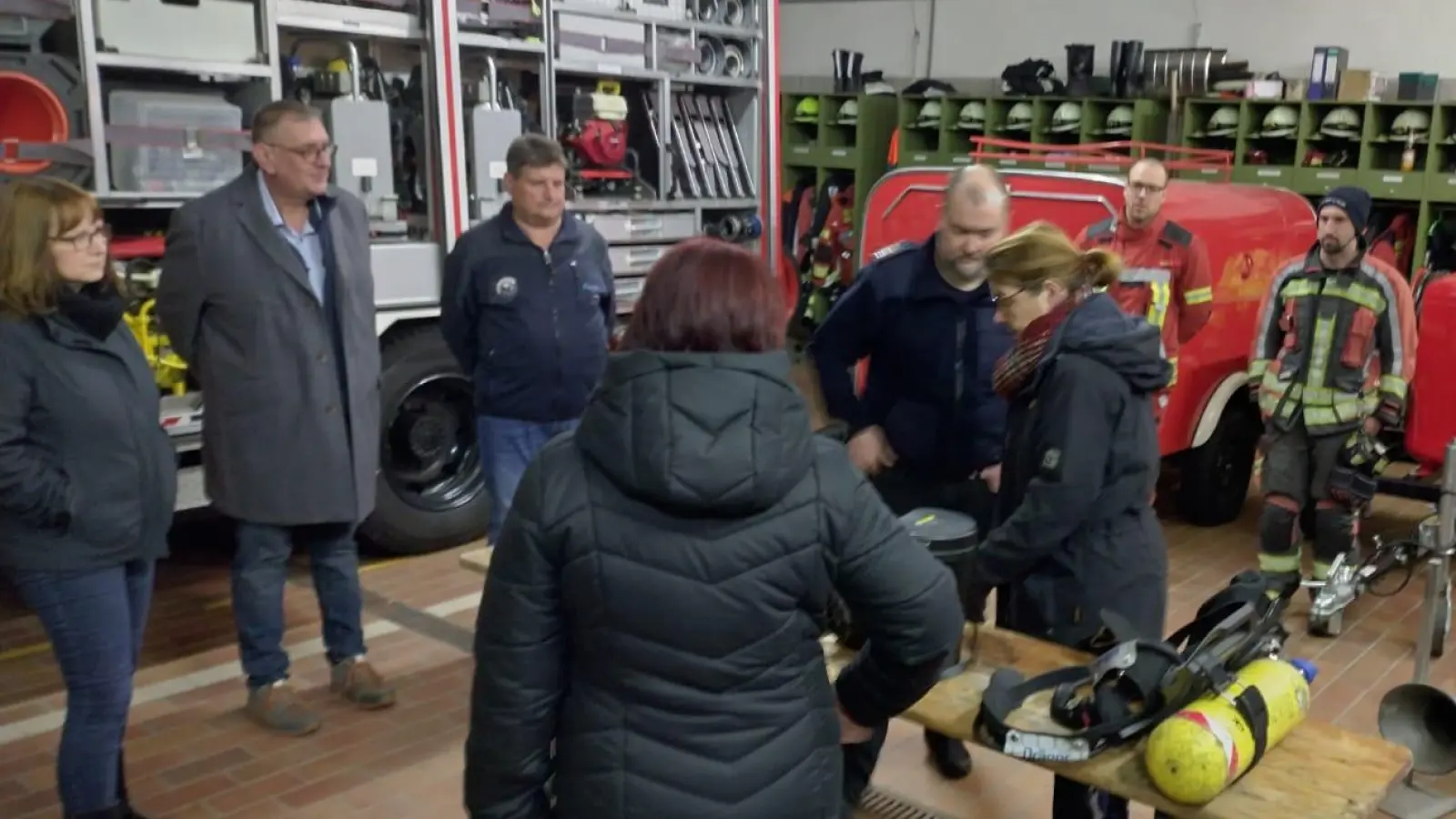 Kommandant Johann Dierl und einige Aktive erklärten die Einsatzgeräte den interessierten Zuhörern. (Bild: Andreas Ringholz)