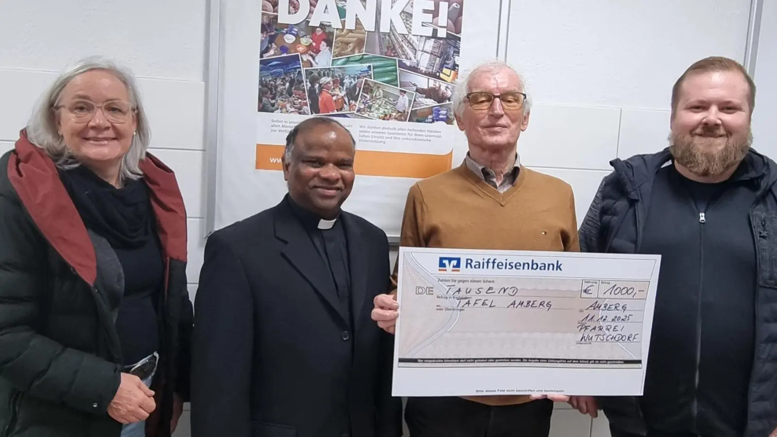 Bei der Spendenübergabe in Amberg (von links): Johanna Köbler, Pfarrer Moses Gudapati, Bernhard Saurenbach und Georg Binner. (Bild: Hans Riß)