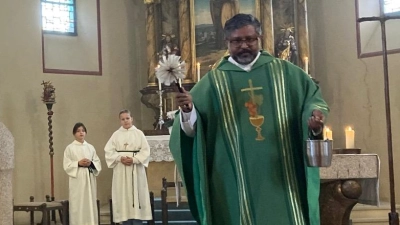 Pater Jo Jovilla-Kurian segnet die Minibrote und den großen Brotlaib. (Bild: Sieglinde Schärtl)