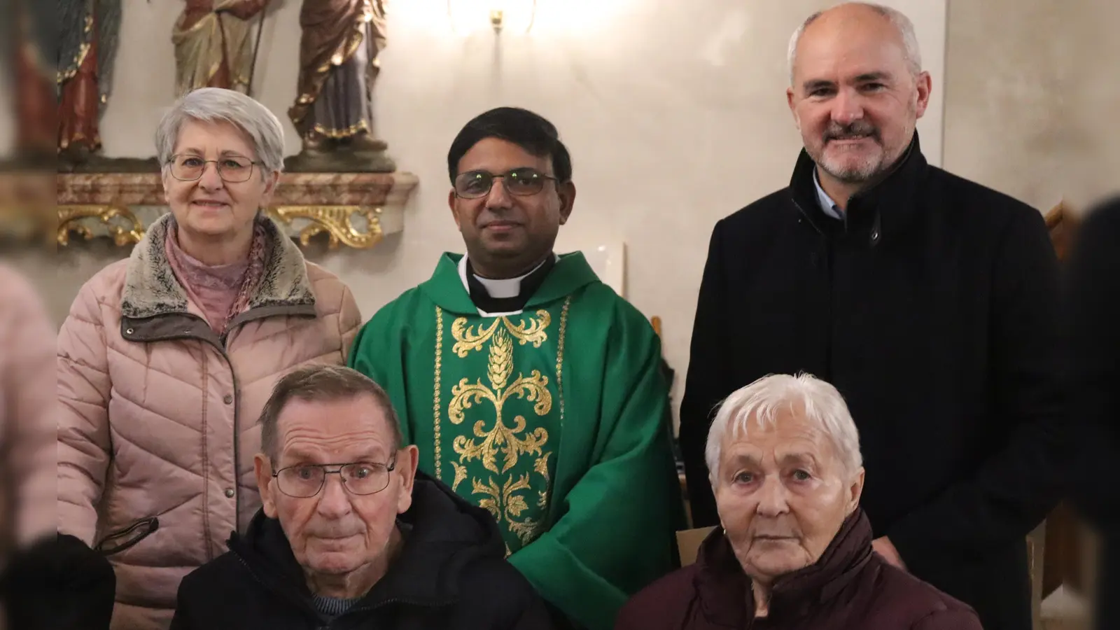 Elfriede Multerer und ihr Mann Bernhard (vorn, von rechts) übergeben das Vereinsvermögen der aufgelösten Wanderfreunde Vilshofen an Kirchenvorstand Stephan Graf (hinten, rechts) und Pfarrgemeinderatsvorsitzende Veronika Edenharter für die Vilshofener Kirchenverwaltung. Auch Pfarrer Joseph John dankt. (Bild: mrr)