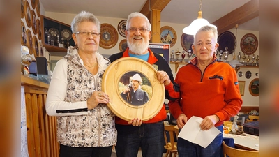Übergabe der Scheibe durch Schützenmeister Seegerer Fritz, rechts im Bild, und Schmer Ingrid , links im Bild, an den Gewinner Georg Pickelmann, Mitte. (Bild: Specht Katrin)