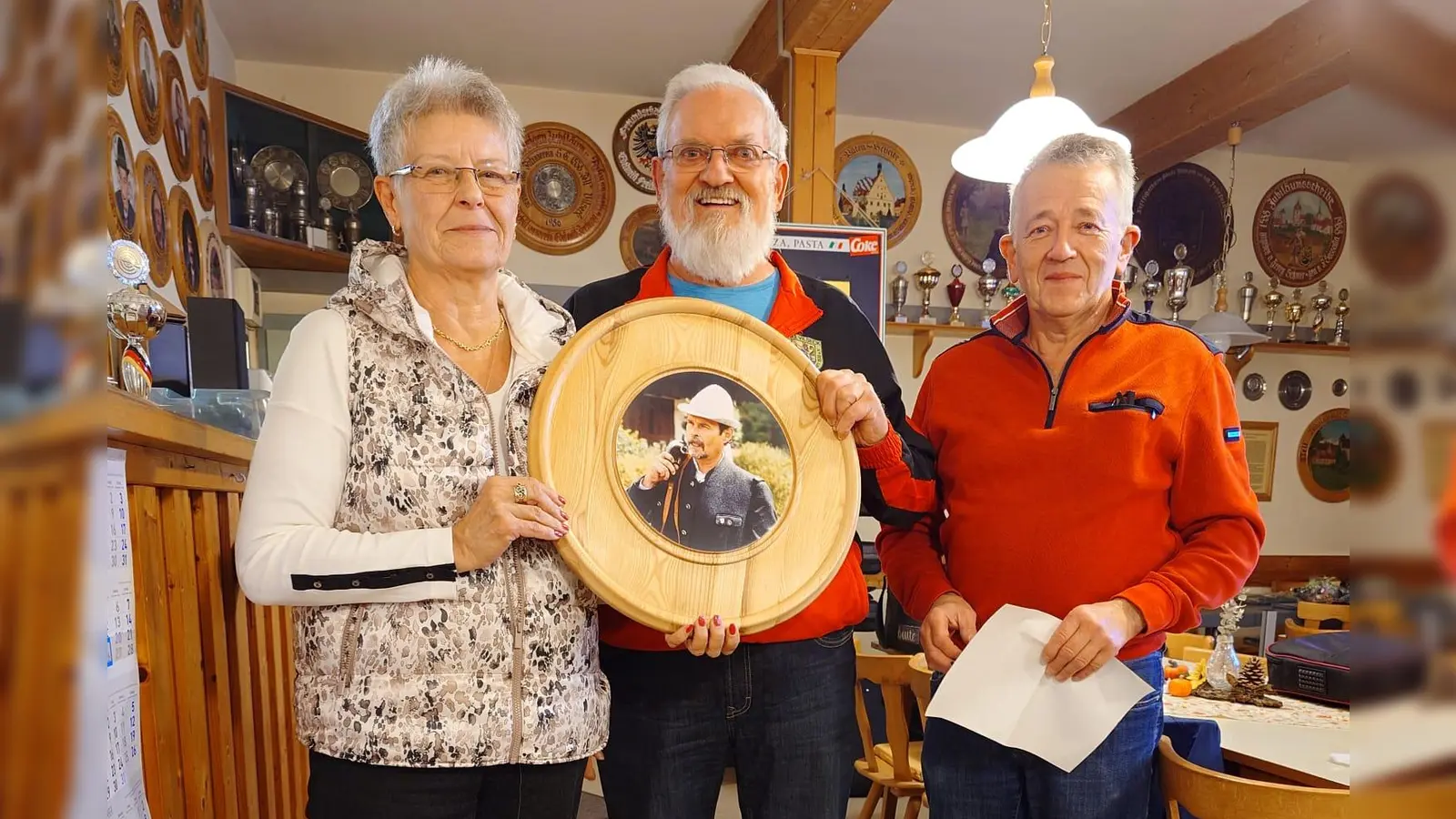 Übergabe der Scheibe durch Schützenmeister Seegerer Fritz, rechts im Bild, und Schmer Ingrid , links im Bild, an den Gewinner Georg Pickelmann, Mitte. (Bild: Specht Katrin)